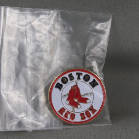 Boston Red Sox Pin (VTG) - Team Logo on White - Stamped Pin - Picture 1 of 3